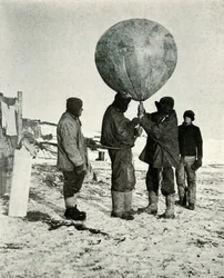 El Dr. Simpson lanzando un globo, 1911, 1913