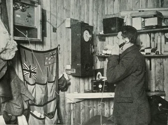El Dr. Simpson en la cabaña al otro lado del teléfono cronometrando la observación, c1911, 1913