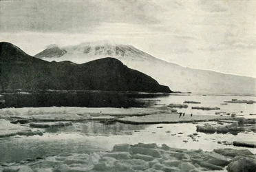 Entrando en el Sonido de McMurdo - Cabo Bird y Monte Erebus, c.1910-1913