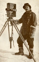 H. G. Ponting y una de sus cámaras cinematográficas, enero 1912, 1913