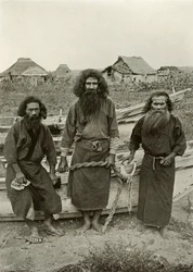 Happu Konno, el cazador en el centro y dos pescadores ainu, 1910