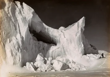 Castillo de hielo al final del invierno filmado durante la expedición inglesa a la Antártida