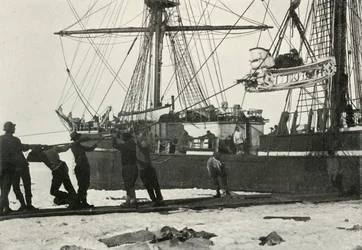 Aterrizando un trineo motorizado, c. 1910-1913, 1913