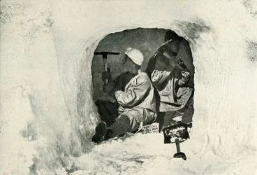 Teniente Evans y Nelson cortando una cueva para almacenamiento en frío, 12 de enero de 1911