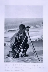 El teniente Evans topografiando con el teodolito de 4 pulgadas utilizado para localizar el Polo Sur, de 