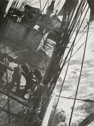 Manejando las bombas, c. 1910-1913