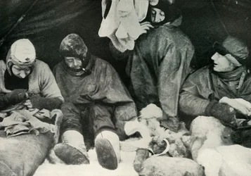 Miembros del Partido Polar entrando en sus sacos de dormir, c1911