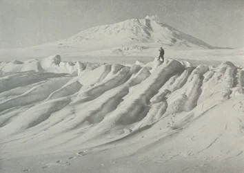 Monte Erebus sobre un iceberg erosionado por el agua, octubre de 1911, 1913