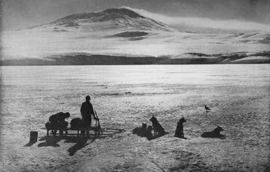 Monte Erebus mostrando signos de actividad, c1910, 1928