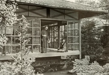 Namikawa San alimentando a sus carpas, 1910