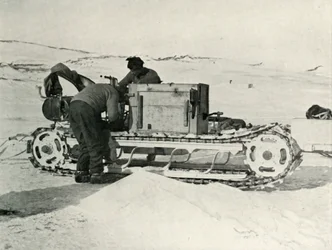 Uno de los trineos motorizados, 1911, 1913
