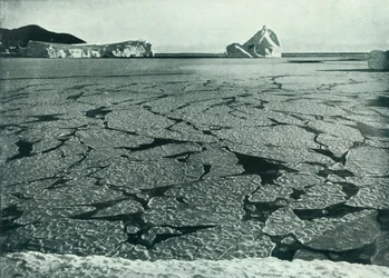 Hielo en Forma de Panqueque Formándose en Témpanos Frente al Cabo Evans, c. 1910-1913, 1913