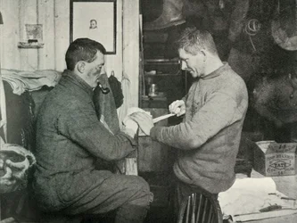 Suboficial Evans vendando la mano del Dr. Atkinson, 5 de julio de 1911, 1913