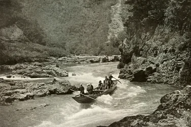 Navegando los rápidos del Katsura-Gawa, 1910