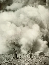 Humo y vapor saliendo del cráter de Asama después de la explosión, 1910