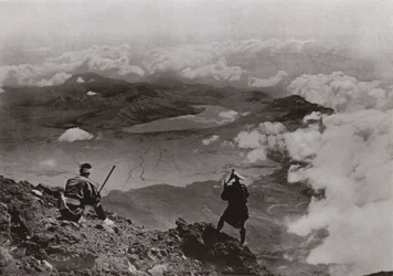 Dos millas sobre las nubes, "Lago de la Luna de Tres Días" desde la cima del Fuji