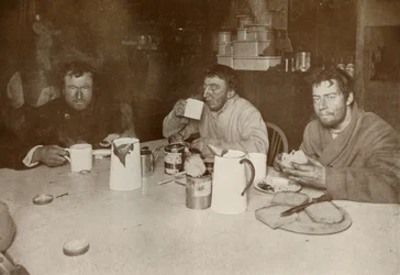 Wilson, Bowers y Cherry-Garrard en su regreso de Cape Crozier, 1 de agosto de 1911, 1913