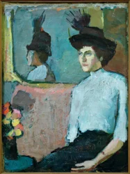 Señora con sombrero frente al espejo