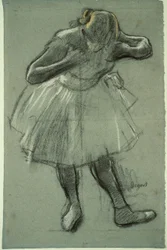 Bailarina inclinada hacia delante