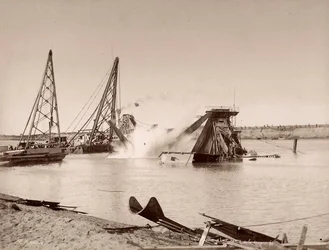 Explosión de una draga colocada en un canal.