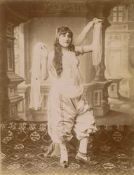 Mujer en traje exótico