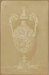 [Jarrón ornamentado con asas]
