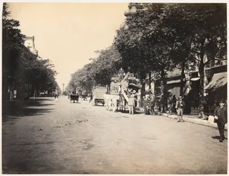 Ómnibus en un bulevar de París, c. 1890