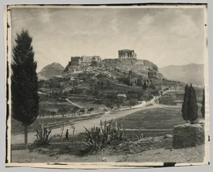Vista de la Acrópolis (hombre que camina en primer plano)