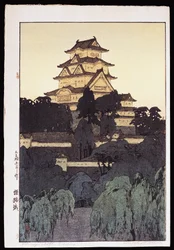 Vista nocturna del castillo de Himeji
