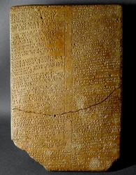 Civilización hitita: tablilla cuneiforme que transcribe el Ritual de Amihatna, sumo sacerdote de la divinidad Ishara, del sitio de Hattusa (actual Bogazkoi)