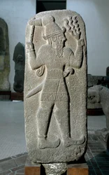 Civilización hitita: estela de basalto del dios de la tormenta. Imperio neo-hitita. Siglo IX a. C. De Babilonia. Dimensiones 141 cm. Museo Arqueológico de Estambul