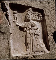 El rey Tudhaliya protegido por una divinidad (relieve bajo, alrededor de 1250-1220 a.C.)