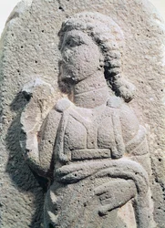 Relieve que representa a una mujer hitita con traje tradicional, de Siria, hacia 1300-1200 a. C.