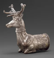 Vasija terminada en la parte delantera de un ciervo, c.1300 a.C. (plata, incrustaciones de oro)