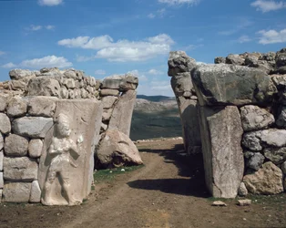 La puerta del rey, con relieve inferior a la izquierda representando al dios de la guerra