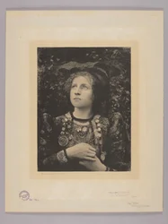 Retrato de una niña con traje decorativo