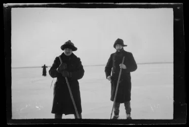 Arne Homén y Guido Simberg esquían sobre hielo