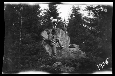 Guido y Blenda Simberg y Sarto en el bosque de Niemenlautka