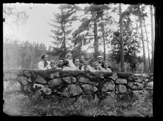 Hugo Simberg y sus hermanos en la valla de piedra
