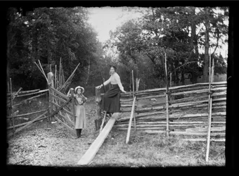 Lilli y Elsa Simberg en la veranda junto a la carretera de Niskapohja