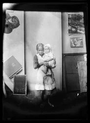 Niña y niño como modelos en el estudio de Selkäranta