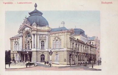 Postal que representa el Vigszinhaz (Teatro de Comedia) en el Gran Bulevar de Budapest, c.1900 (después de una foto en color)