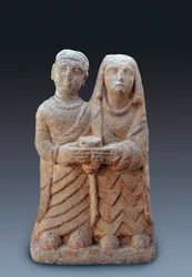 Arte antiguo: pareja que lleva una ofrenda. Escultura de piedra, siglo III a. C. Museo Arqueológico Nacional de Madrid.