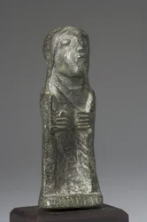 Figura encapuchada (bronce)