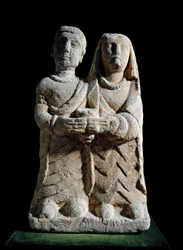 Arte ibérico: estatuilla de una pareja realizando una ofrenda. Escultura procedente del Cerro de los Santos, Albacete, España. Siglos IV-II a. C. Madrid, Museo Arqueológico Nacional