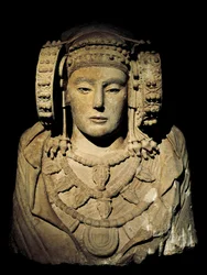 Civilización ibérica: la Dama de Elche - siglo VI a. C., procedente del yacimiento de La Alcudia, Elche - conservada en Madrid, Museo Arqueológico Nacional - la Dama de Elche o Dama de Elx - escultura de piedra caliza pintada, siglo VI a. C., arte ibérico
