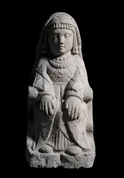 Dama sentada. Escultura de piedra caliza, siglo IV-II a.C.