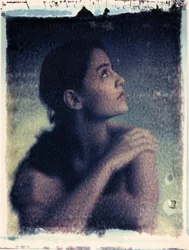 Perfil de una mujer contemplativa