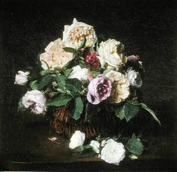 Rosas en una cesta sobre una mesa