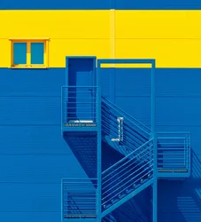 Fachada en azul, amarillo y negrita